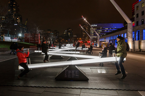 LED灯发光跷跷板搬上街头广场